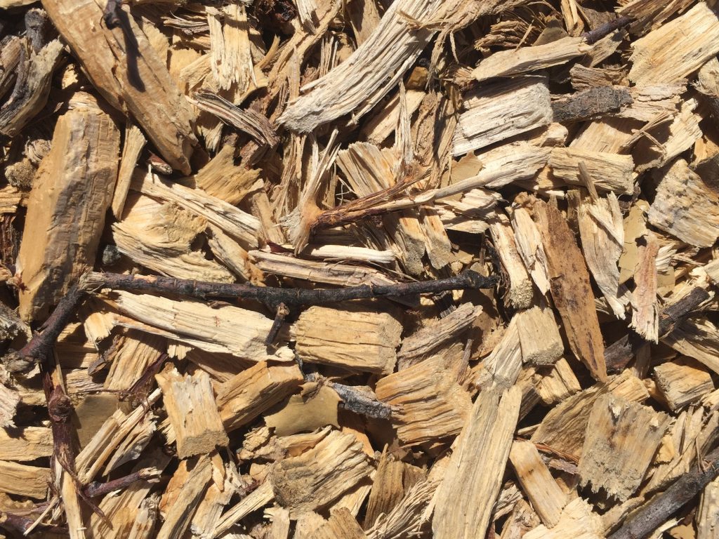 Mulch bed with light brown chunks of wood