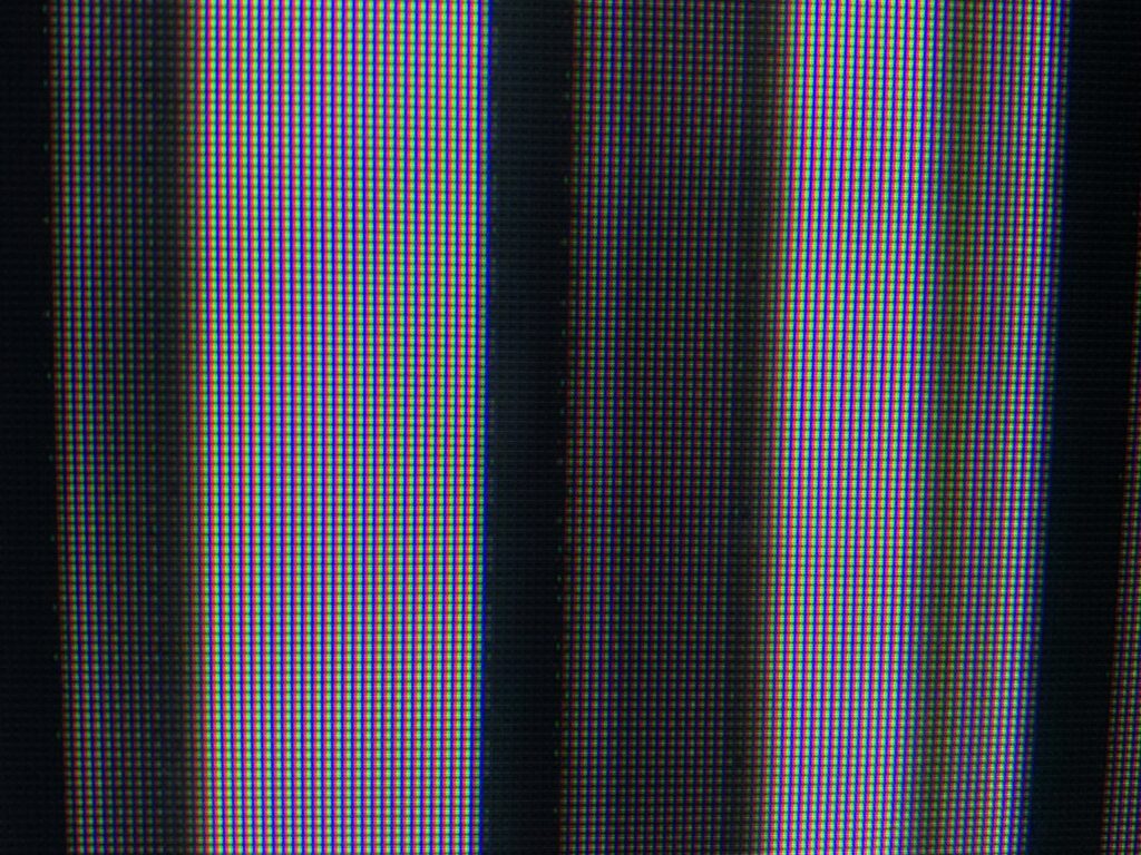 Grayscale vertical bars with chromatic aberration