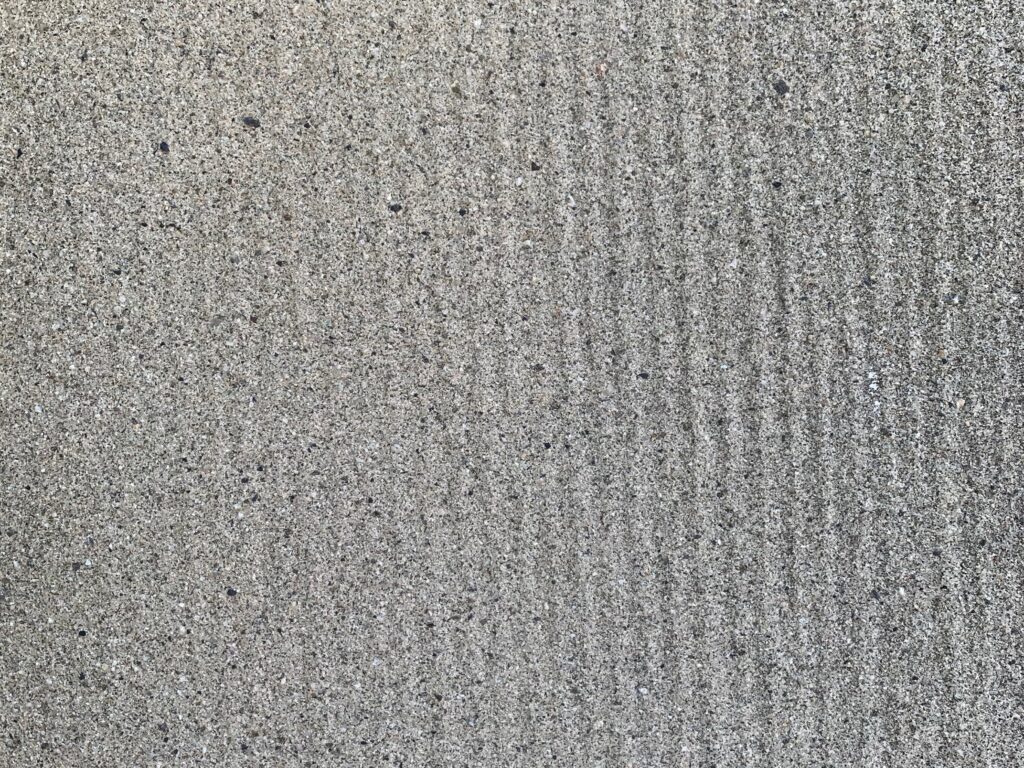 Monochromatic layers of sand